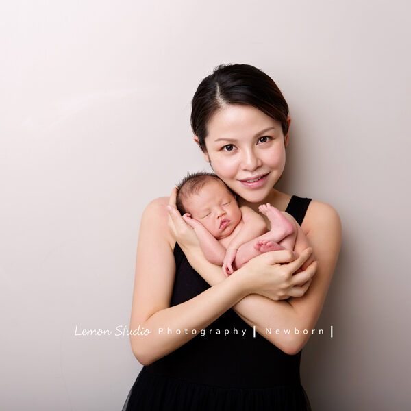 這張是隨手分享的剛出生的寶寶及媽麻的合照，這張相片媽麻抱著熟睡的寶寶，臉上有著有子萬事足的滿足笑容好美啊！