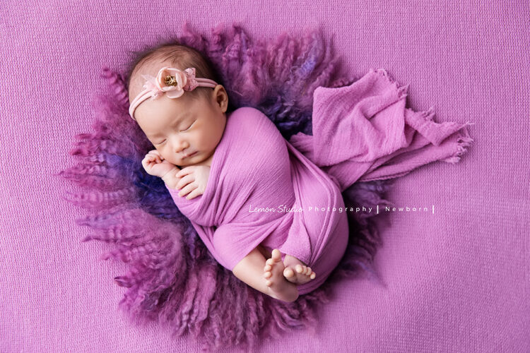 玫君媽麻的寶寶來拍彌月相片，在檸檬巷館有最專業的新生兒攝影服務，這張相片裡好多紫色的元素太美了！