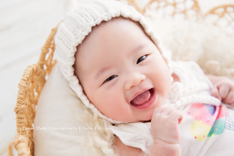 Ida媽麻的寶寶三個月大來拍寶寶寫真，好可愛的笑容
