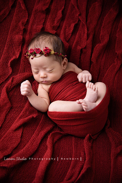 藝庭媽麻一家來拍新生兒寫真，這張寶寶包在紅色的布裡好美！