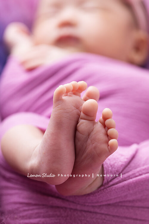 玫君媽麻的寶寶來拍新生兒，這張小小的腳丫好可愛！