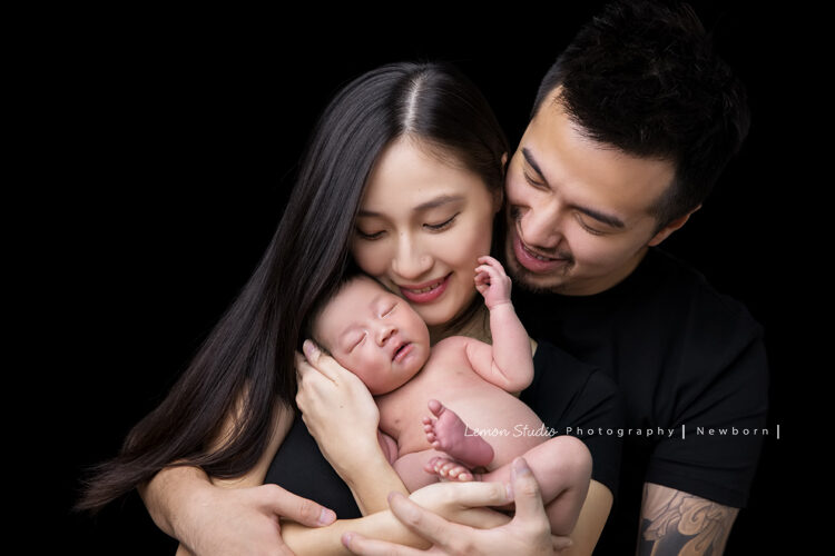 冠伶媽麻一家來拍新生兒攝影，這張是爸拔媽麻與寶寶的合照！