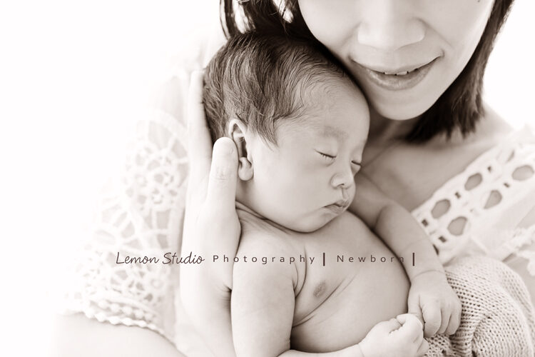 這張是隨手分享的一張新生兒寶寶照，媽麻抱著熟睡的寶寶，寶寶小小可愛的身軀及媽麻滿足的微笑，讓這張黑白相片好有味道！