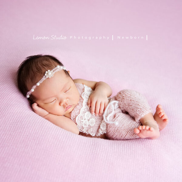 這張是隨手分享的新生兒寶寶照，好粉紅的一張相片，寶寶睡在粉紅色的布上，很藝術的一張相片！