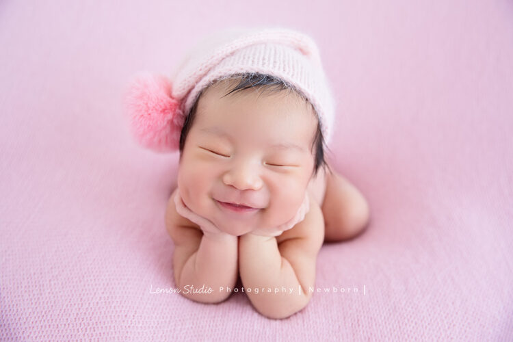 檸檬巷館的專業新生兒寶寶攝影拍出這張相片，抓到拖著頭的寶寶在睡夢中微笑的一剎那，真的太經典了