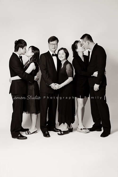 這張是一家六口穿著正式的小禮服及西裝來拍照，拍出很有質感的全家福！這張黑白照好經典啊！