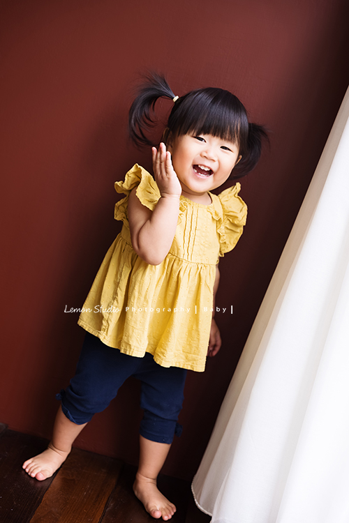 品希第二次來拍寶寶寫真照，這張是兩歲的品希穿著黃色上衣藍色褲子在窗邊拍照，品希的笑容好迷人啊！！