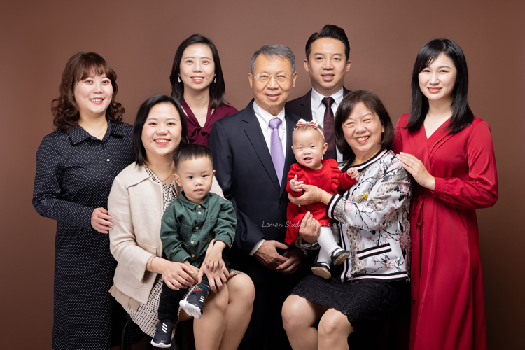佩珊媽麻和公公婆婆及家人們一起來拍照，這張是三代同堂的全家福大合照！