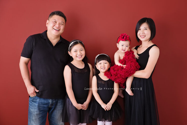 關於家庭攝影的服裝搭配＆元素，這張是一個全家人上衣都穿黑色、只有小妹穿紅色的參考相片！