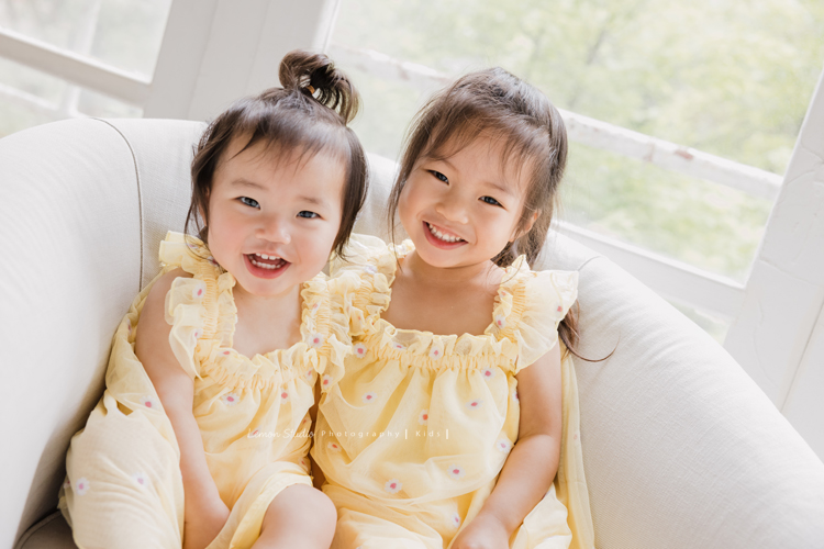 Katherine媽麻一家回台灣時來拍寶寶寫真，姊姊四歲、妹妹兩歲的紀念照，姊妹倆人太可愛了，這張是姊妹倆人超可愛的合照！
