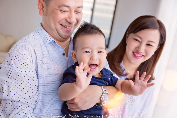 宸宇來拍寶寶寫真，這張爸拔抱著宸宇三人很開心的合照！宸宇笑得好燦爛！