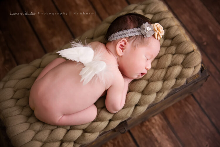 剛出生不久的小昀軒來工作室拍新生兒寫真，這張小昀軒趴睡在毯子上，身上還有小翅膀超可愛的！