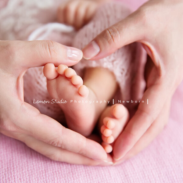 這張是隨手分享的新生兒寶寶的腳丫丫相片，媽麻的手比愛心框住寶寶的腳丫！