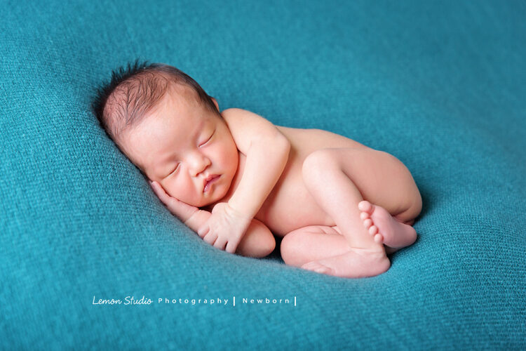 艾倫媽麻的寶寶來拍彌月相片寫真，寶寶這張睡得好安詳！