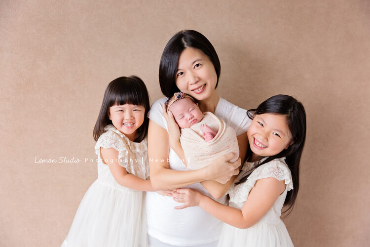 Vivien媽麻三寶出生不久來拍新生兒寫真＆家庭攝影，這張是媽麻及姊姊們和三寶的合照！好美啊！