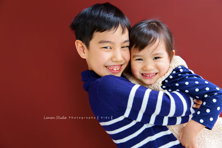 覲宇&耘瑄一家來拍週年紀念照，在黎爸的專業的兒童攝影鏡頭下拍下這張兄妹倆最美的合照