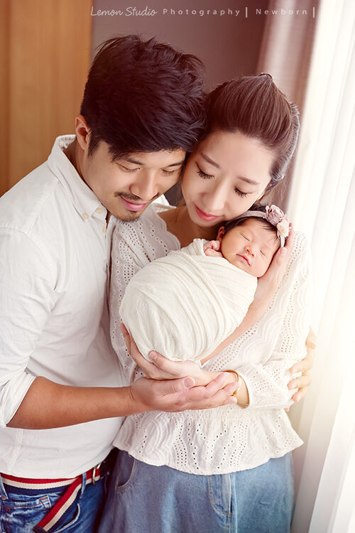 小林＆郭郭一家來拍專業新生兒攝影，這張是爸拔媽麻抱著小鹿寶寶！