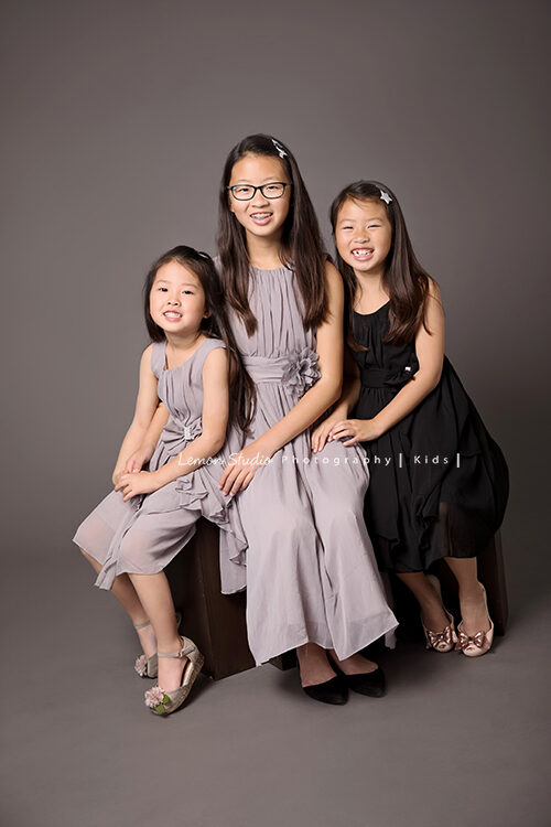 悅恬玲三姊妹來拍家庭寫真，這張是三姐妹的合照！