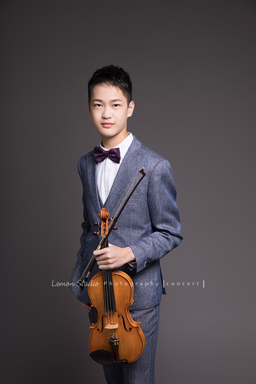 這天祐丞為了學校即將來到的音樂會來拍照！酷酷的祐丞與他的提琴合照！