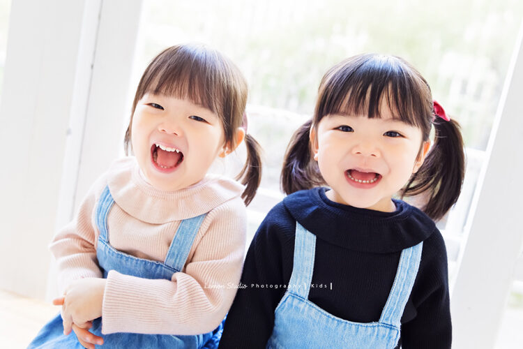 羽榛＆羽菲一家雙胞胎來拍兒童寫真，這張雙胞胎兩人的合照好可愛！