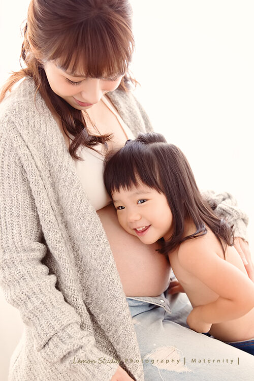 蕎邑一家來拍孕媽媽寫真＆家庭攝影，這張姊姊靠在媽麻肚子上聽寶寶的聲音！