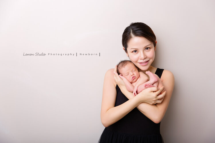 艾倫媽麻的寶寶來拍新生兒寫真，艾倫媽麻抱著寶寶，臉上有滿滿滿足的笑容啊！