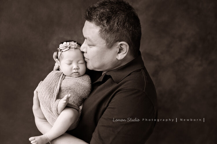 Vivien媽麻三寶出生不久來拍新生兒寫真＆家庭攝影，這張爸拔抱著三寶，親親三寶！這張黑白照好有藝術氣息好美啊！
