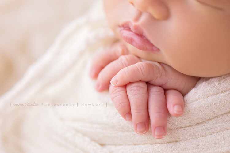小林＆郭郭的新生兒寶寶來拍彌月相片，這張是寶寶的小手手