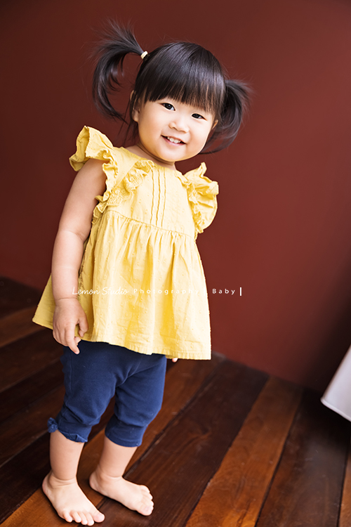 品希第二次來拍寶寶寫真照，這張是品希穿著黃色上衣藍色褲子的全身照！