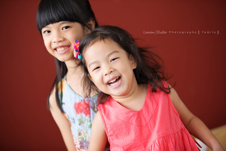 凱西媽麻一家第三次來拍家庭寫真，在專業兒童攝影的鏡頭下，留下這張好可愛的姐妹倆的合照！