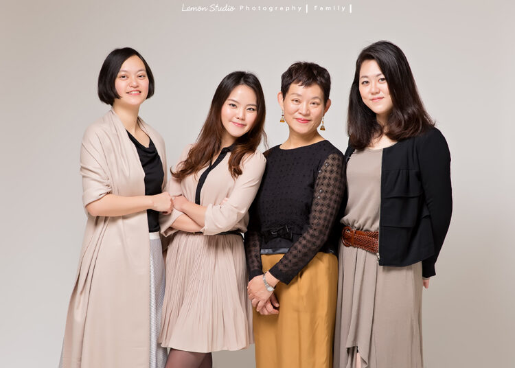 覲宇&耘瑄一家的週年紀念，這漲是長大的三姐妹與媽媽的家庭寫真！