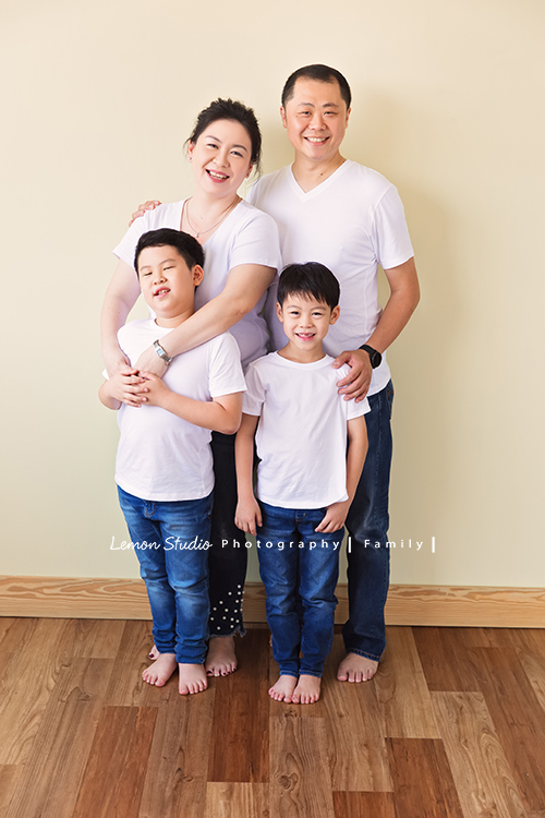 關於家庭攝影的服裝搭配＆元素，這張是一個全家人穿白色T恤的參考相片！