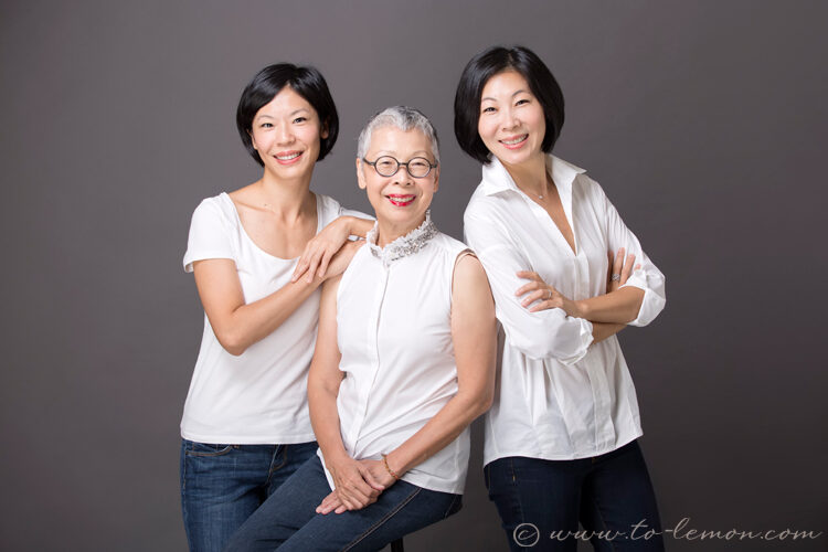 庭蓁一家＆莊淑旂博士來拍形象照，這張是莊淑旂博士和兩位女兒的合照，這張三人穿白色系的上衣！