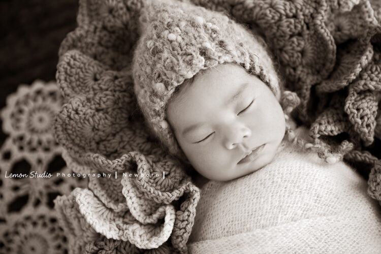 樹德媽麻一家來拍家庭攝影，這張是昕亞剛出生時，來拍的新生兒寫真照，睡著的昕亞好美！
