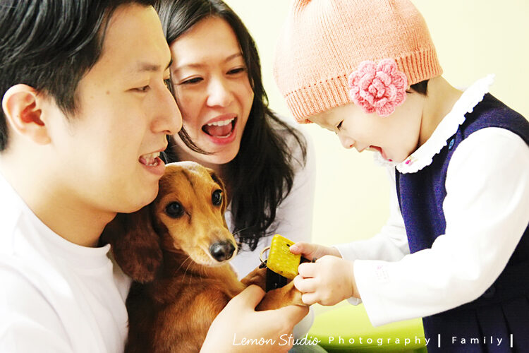 Hazel & Leisel一家來拍家庭寫真，這張是Hazel 11年前跟爸拔媽麻及寶貝狗狗的美好互動！