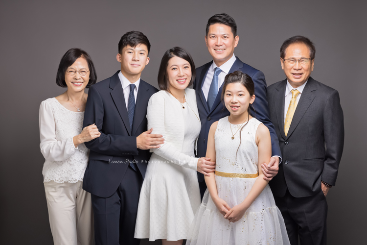 鄭媽媽的孩子孫子們都在國外居住，趁著大家一起回台灣一起來拍照，這張是和女兒一家的全家福！