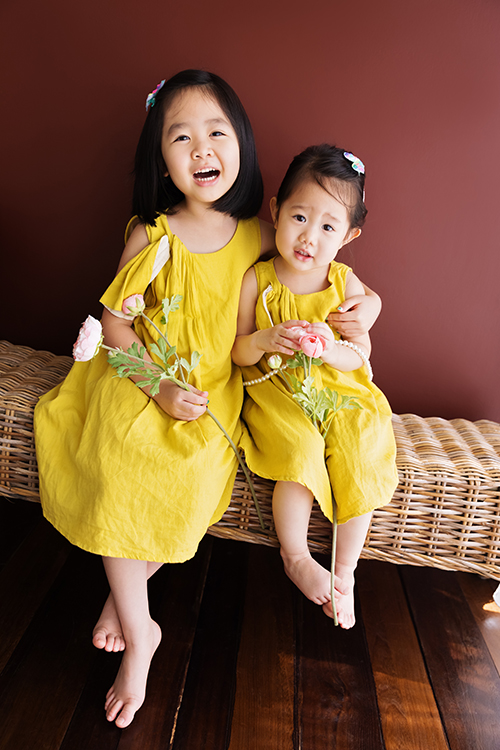 意婷媽麻一家從美國回台度假來拍照，這是姐妹倆身穿黃色洋裝可愛的合照！