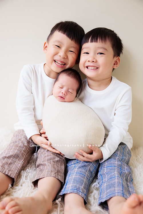 Cherie媽麻懷孕時拍了美麗的相片後，接著就是這次慶祝三寶加入這個大家庭的新生兒寶寶寫真，雙胞胎哥哥們期待小弟很久了，這張是哥哥們抱著剛出生的小弟三人超可愛的合照！