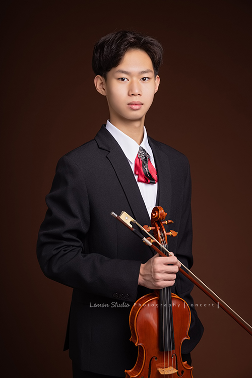 冠宏在他的國中是弦樂團的成員之一，今天為了即將來到的音樂會來拍照！這張是帥氣的冠宏和他的提琴的合照！好喜歡這張，很像一幅畫的感覺！