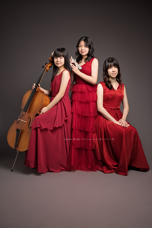 111 Trio是口琴、大提琴、鋼琴的三重奏特別組合，三人都好美啊，這張是三人身穿紅色系的小禮服拍攝的三人合照，使用於音樂會的海報等！