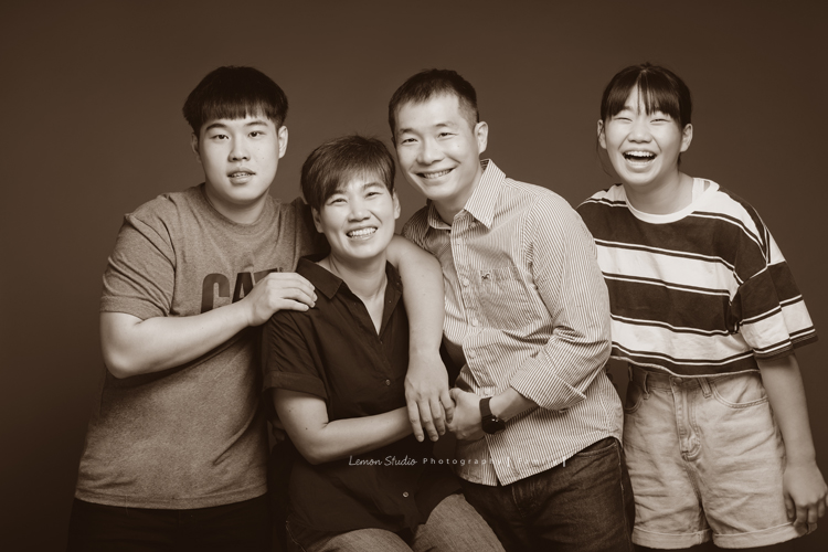學柔道的筠軒一家來拍家庭攝影，這張是一家人的全家福！