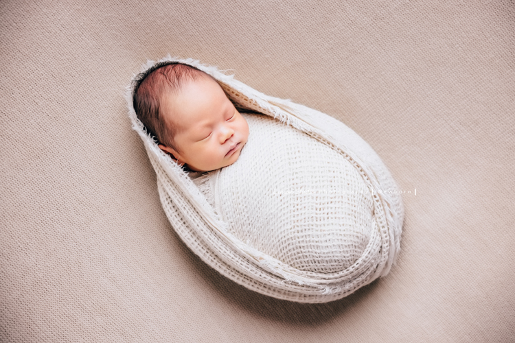 Ida媽麻的二寶男寶寶的新生兒寫真照，繼上次姊姊寶寶時來拍照後，弟弟來報到了！黎爸拍的新生兒寶寶照，每張都像藝術品啊！這張寶寶睡著的樣子包在布裡好可愛啊！