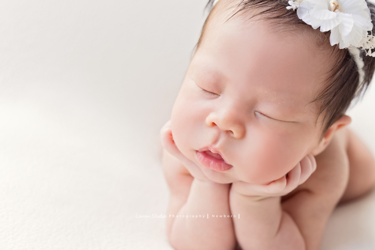 嘉葆媽麻一家人在寶寶 26天大時來工作室拍新生兒寫真，這張是寶寶拖著頭的獨照，超可愛的！