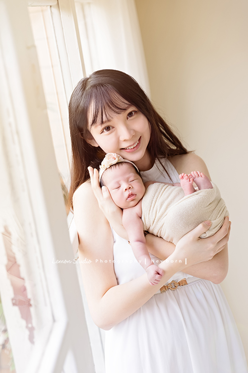 嘉葆媽麻一家人在寶寶 26天大時來工作室拍新生兒寫真，這張是美麗的媽麻和寶寶的合照！