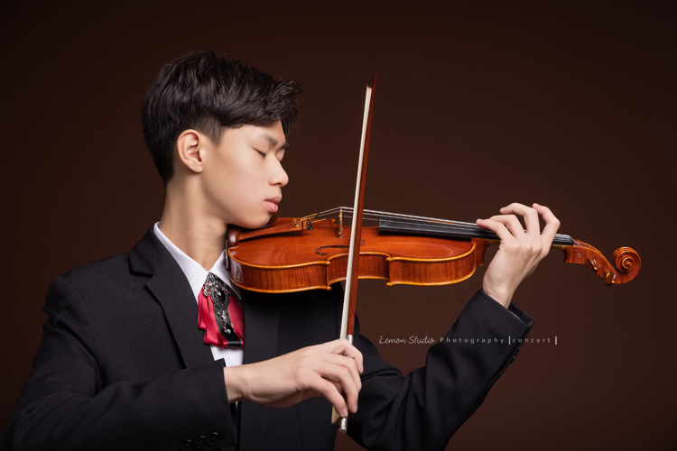 冠宏在他的國中是弦樂團的成員之一，今天為了即將來到的音樂會來拍照！這張是冠宏全神貫注在拉提琴的樣子！