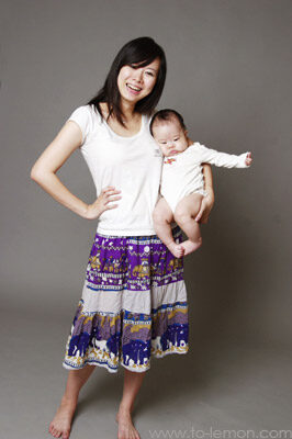 吟霈一家來拍照，這張是吟霈抱著寶寶超滿足有自信的紀錄！