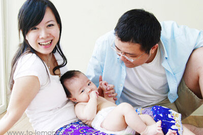 吟霈一家來拍照，這張是吟霈和先生和寶寶的互動相片！