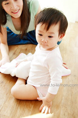 十四個月大的童童和爸拔媽麻來拍照，這張是童童和媽麻互動的可愛紀錄！