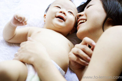 吟霈一家來拍照，這張是吟霈和寶寶躺在地上互動的美麗相片！