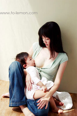 十四個月大的童童和爸拔媽麻來拍照，這張是童童媽麻正在餵童童喝母奶的相片，好美麗的紀錄！